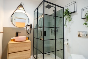 Double Superior | Bathroom | Shower, hair dryer, slippers, towels