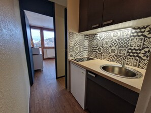 Fridge, microwave, stovetop, coffee/tea maker