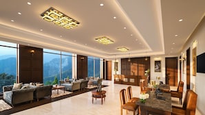 Un espacio habitable amplio con un gran ventanal, zona de comedor y cocina.