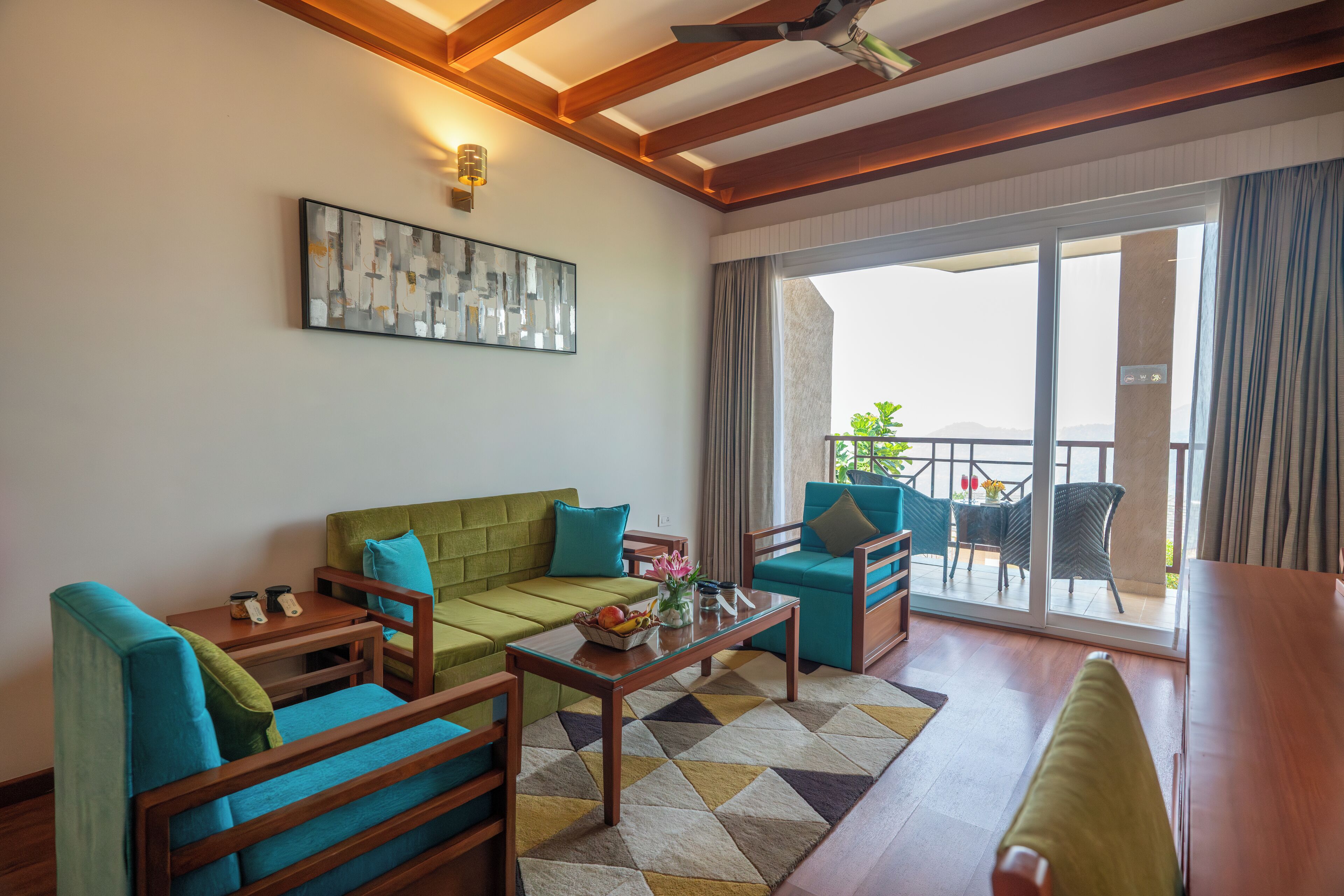 Suite, 1 kingsize bed | Woonruimte | Een 44-inch ledtelevisie met premium tv-zenders en televisie