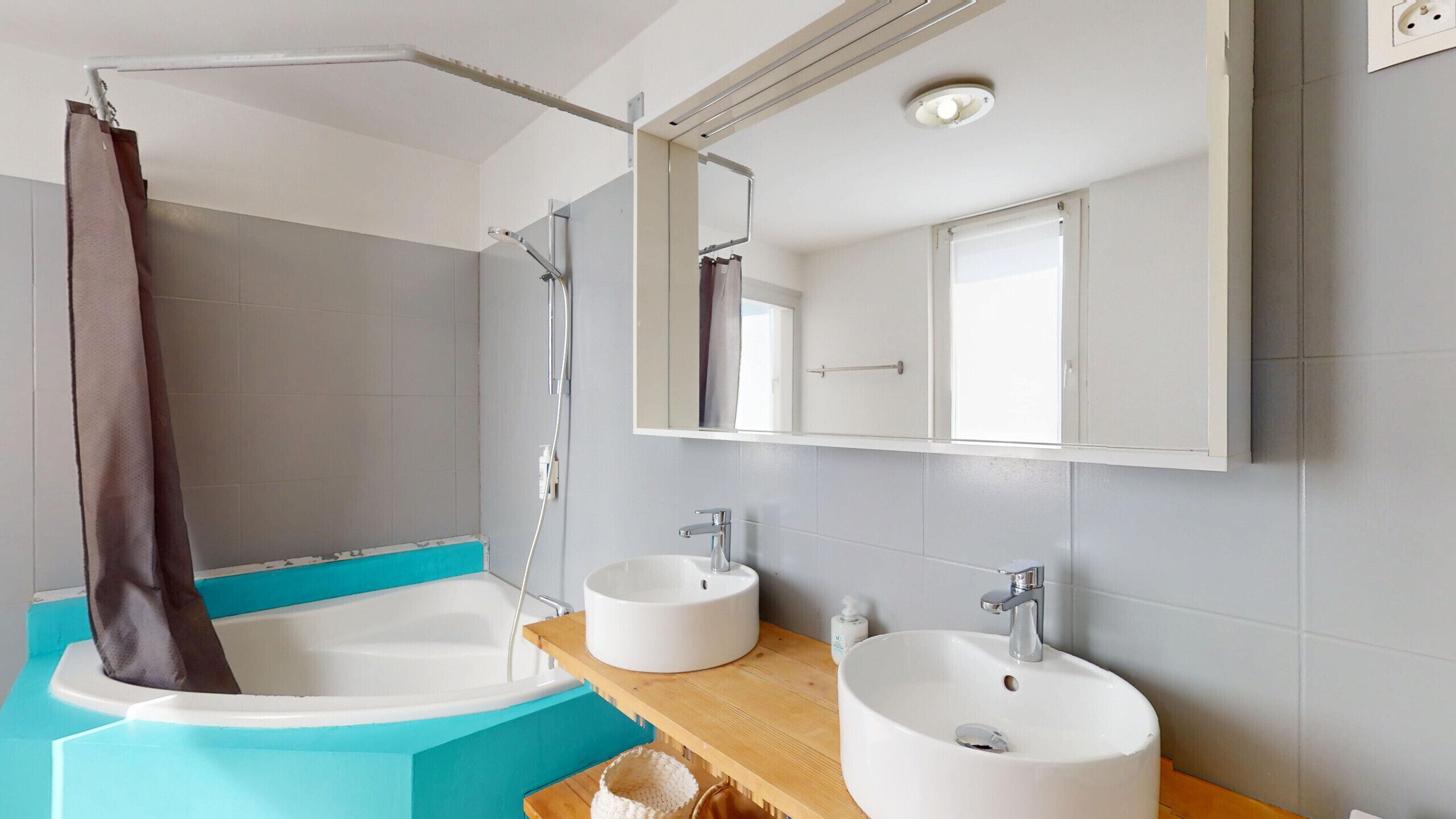 Baignoire, séchoir à cheveux, serviettes fournies, papier de toilette