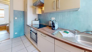 Refrigerador, microondas, horno, placa de cocina