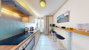 Fridge, microwave, oven, stovetop - Appartement Les Cordonniers 2br (Colmar)