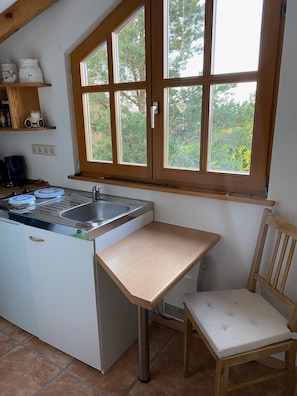 Réfrigérateur, cafetière/bouilloire, bouilloire électrique, grille-pain