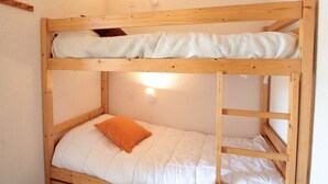 A bunk bed with a lower bunk and a top bunk. - Studio for 4 pers, 100m from slopes, near shops (Les Carroz d'Arâches)