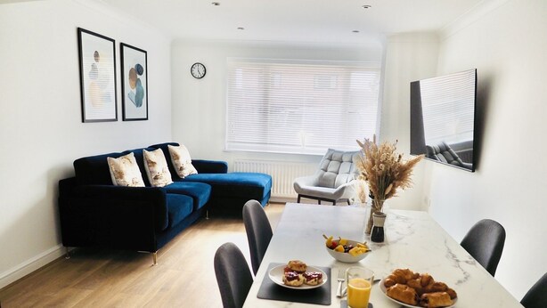 City House | Living area | 65-inch Smart TV with cable channels, TV - SA Today 1 SMC Taunton (Taunton)