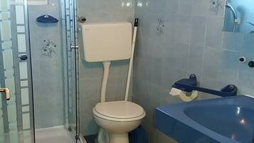 Studio (Studio Apartment with Balcony) | Kamar mandi | Shower dan handuk