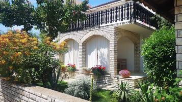 Studio (Studio Apartment with Balcony) | Pintu masuk properti