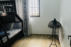 3 عدّة غرف نوم ومكواة/لوح كي وواي فاي مجانًا وملاءات أسرّة