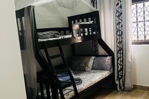 3 bedrooms, iron/ironing board, free WiFi, bed sheets - House - Sleeps 6 - Parking - Garden (Kampala)