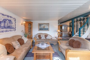 Fernseher, DVD-Player, Bücher, Stereoanlage