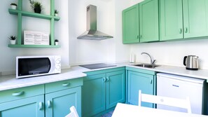 Appartement Confort | Cuisine partagée | Grand réfrigérateur, micro-ondes, plaque de cuisson, machine à expresso