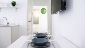 Studio Confort | Cuisine partagée | Grand réfrigérateur, micro-ondes, plaque de cuisson, machine à expresso