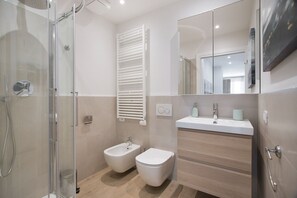 Kondominium Comfort, pemandangan kota | Kamar mandi | Shower dan handuk
