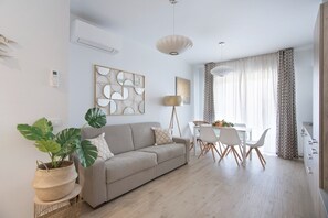 Apartamento clásico | Zona de estar | Televisión de 24 pulgadas con canales por cable