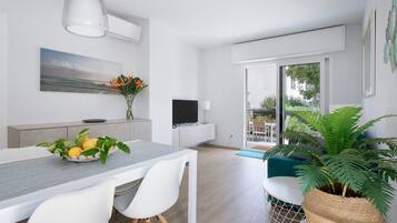 Design Condo, City View | In-room dining