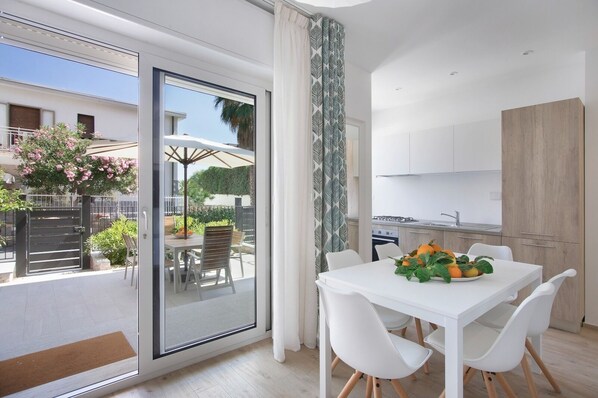 Apartamento Confort, vistas a la ciudad | Servicio de comidas en la habitación