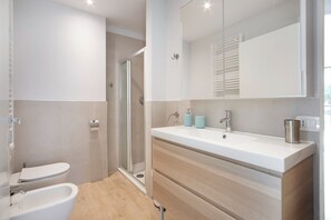 Design Condo, City View | Bathroom | Shower, towels
