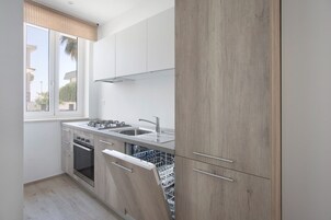 舒适公寓式客房, 城市景观 | 私人厨房 | 厨具/餐具