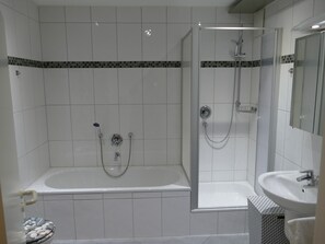 Bathtub, hair dryer, towels, soap - Modern, spacious apartment for 1-3 people in a quiet residential area (Aichwald)