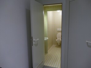 Badewanne, Haartrockner, Handtücher, Seife