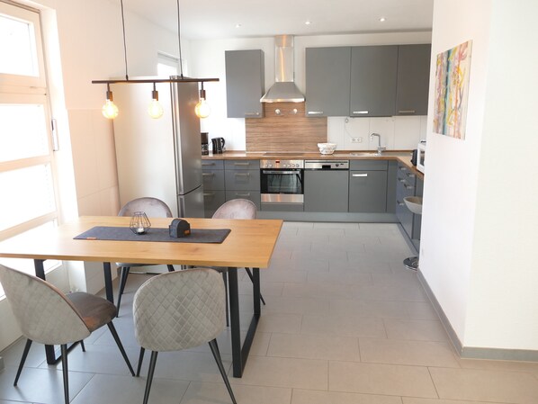 ثلاجة، ميكروويف، فرن، موقد طهي مسطح