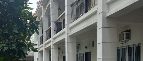 Depan hartanah - siang/malam