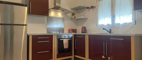 Jääkaappi, mikroaaltouuni, uuni, liesi