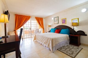 Peti besi dalam bilik, meja, ruang kerja komputer riba 