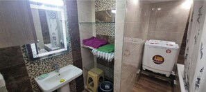 Ein kleines Badezimmer mit Waschbecken, Spiegel und Toilette.