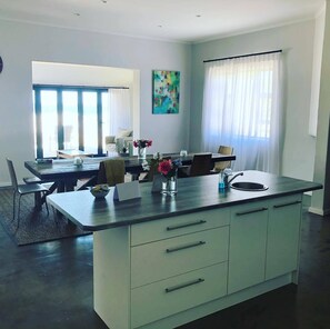Maison exclusive, face à la mer | Cuisine partagée | Réfrigérateur, four à micro-ondes, un four, surface de cuisson