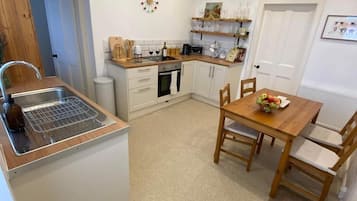 Apartment | Private kitchen | Fridge, microwave, oven, stovetop