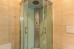 Bruser, brusehoved med spredningseffekt, bidet, håndklæder