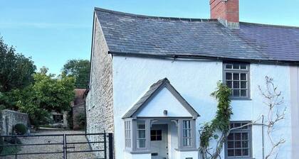 2 Bedroom Cottage - Sleeps 4 - Wifi, Fireplace