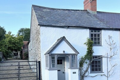 2 Bedroom Cottage - Sleeps 4 - Wifi, Fireplace