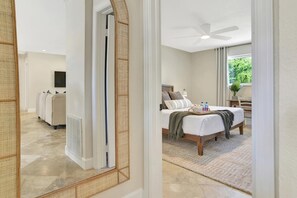 4 habitaciones, escritorio y tabla de planchar con plancha