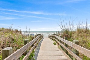 On the beach - Oceanfront 2BR • Balcony Views  & Oceanside Pool • Dog Friendly • A Summer Place B8 (North Myrtle Beach)