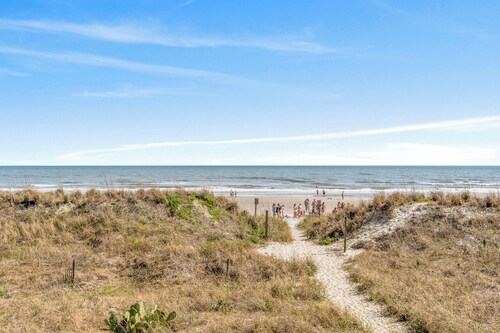 Oceanfront 2BR • Balcony Views • Dog Friendly • Blue Mist 201