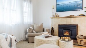 Smart TV, fireplace - Casita, 20 Tomaree Road - great pet friendly property with WiFi & Air Conditioning (Shoal Bay)