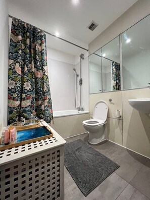 Dusche, Haartrockner, Handtücher, Seife