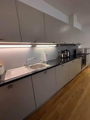 Kjøleskap, mikrobølgeovn, ovn og kokeplater