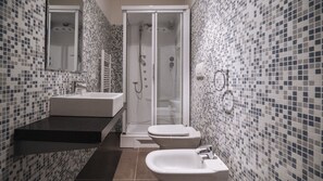 Comfort Apartment | Bathroom | Shower, hair dryer, bidet, towels - Italianway - Dei Mille (Albenga)