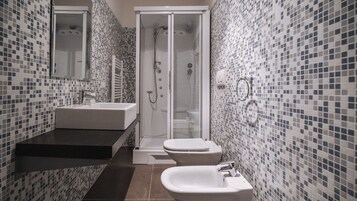 Comfort Apartment | Bathroom | Shower, hair dryer, bidet, towels