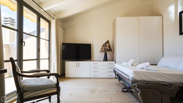 Tabla de planchar con plancha, wifi gratis y ropa de cama 