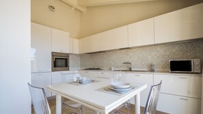 Estudio Confort | Cocina privada | Refrigerador, microondas, horno y lavavajillas 