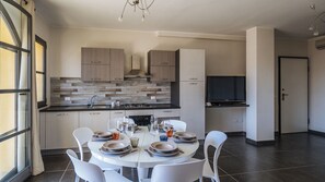 Departamento Confort | Cocina privada | Refrigerador, microondas, horno y lavavajillas 
