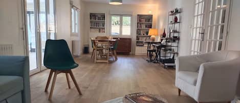 Kamin, Bücher, Videothek, Drucker