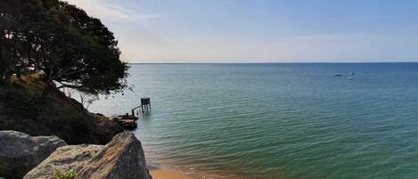 Plage à proximité, chaises longues