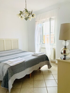 2 habitaciones, tabla de planchar con plancha y cuna de viaje 