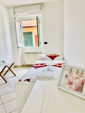 2 habitaciones, tabla de planchar con plancha y cuna de viaje 